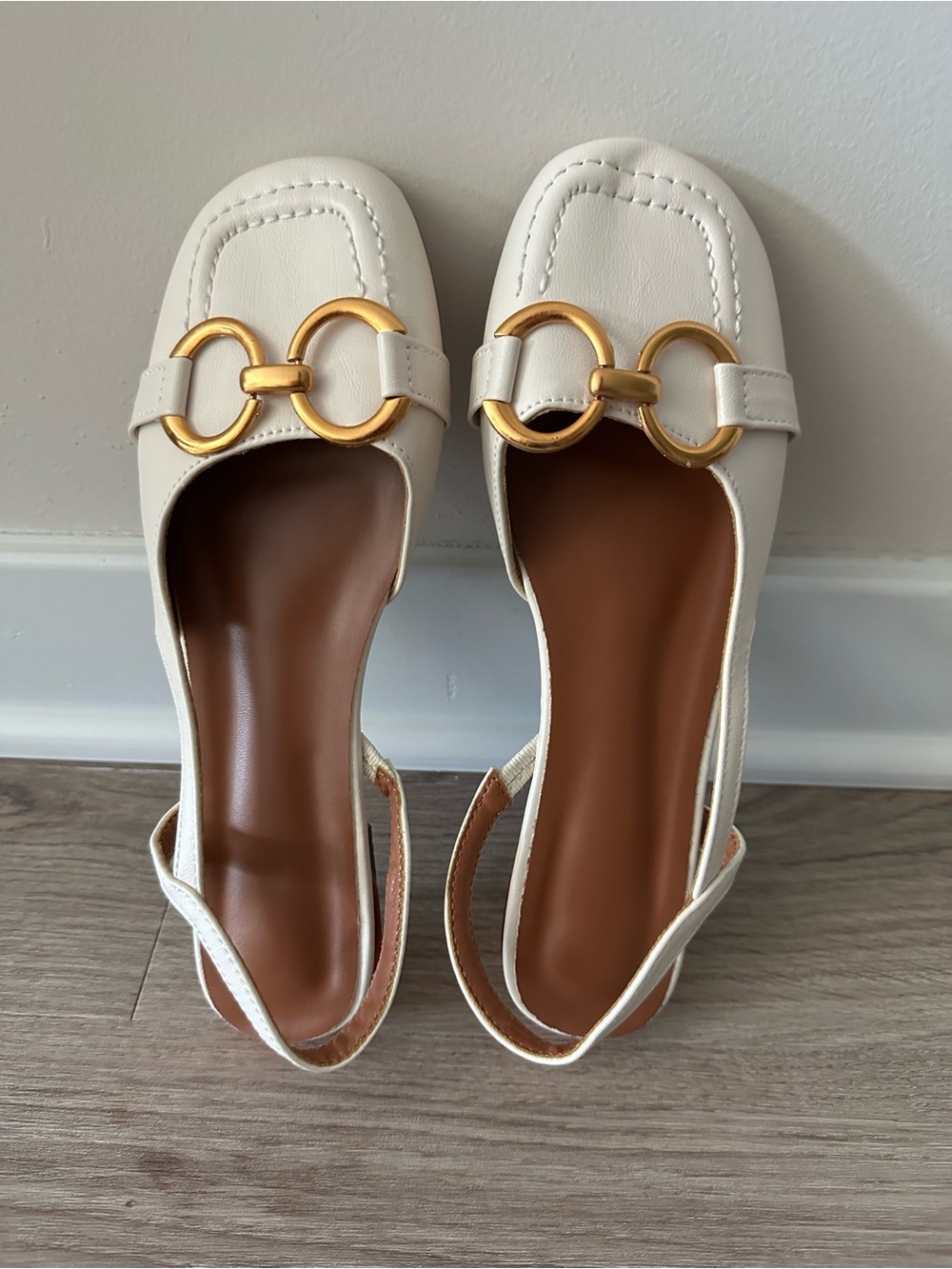 Women’s White Slingback Flats with Gold Hardware. New no receipt